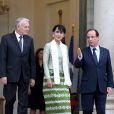 Valérie Trierweiler se tient bien à l'écart. Le président François Hollande et le premier ministre Jean-Marc Ayrault reçoivent Aung San Suu Kyi à l'Elysée pour un dîner donné en son honneur, le 26 juin 2012.