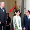 Valérie Trierweiler se tient bien à l'écart quand le président François Hollande et le premier ministre Jean-Marc Ayrault raccompagnent Aung San Suu Kyi après un dîner donné à l'Eylsée en son honneur, le 26 juin 2012.