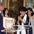 Bertrand Delanoë remet à Aung Sann Suu Kyi son dipôme de citoyenne d'honneur de la ville de Paris, le 27 juin 2012.