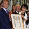 Bertrand Delanoë remet à Aung Sann Suu Kyi son dipôme de citoyenne d'honneur de la ville de Paris, le 27 juin 2012.