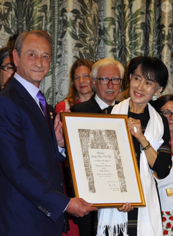 Bertrand Delanoë remet à Aung Sann Suu Kyi son dipôme de citoyenne d'honneur de la ville de Paris, le 27 juin 2012.