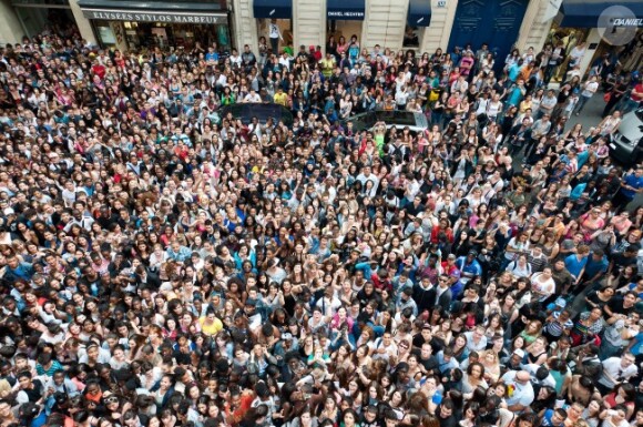 C'est l'émeute lors du showcase des Anges de la télé-réalité 4 au Ice Baar des Chalos-Elysées le 27 juin 2012 à Paris