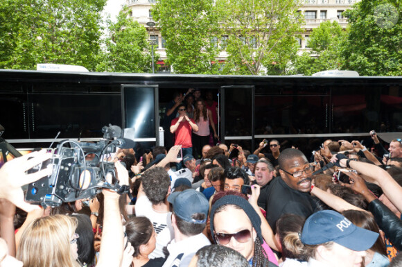 C'est l'émeute lorsque les candidats sortent du bus lors du showcase des Anges de la télé-réalité 4 au Ice Baar des Chalos-Elysées le 27 juin 2012 à Paris