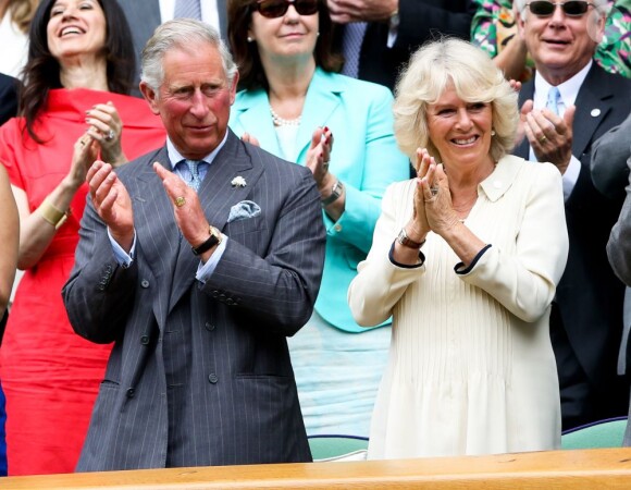 Le prince Charles, en compagnie de son épouse Camilla Parker Bowles, revenait à Wimbledon pour la première fois depuis 1970 le 27 juin 2012. Une venue exceptionnelle qu'il a réservée à Roger Federer, lequel lui a retourné le compliment avec une victoire impressionnante contre Fabio Fognini.