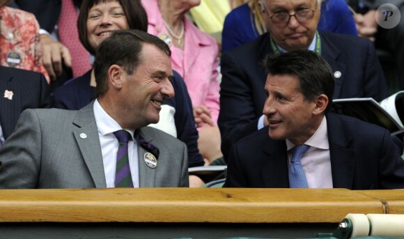 Lord Sebastian Coe et Philip Brook à Wimbledon le 27 juin 2012, dans la loge royale.