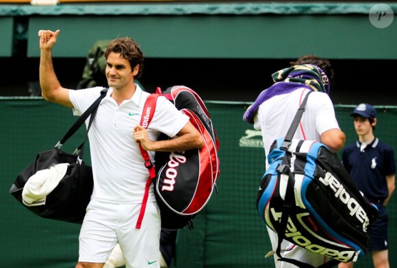 Roger Federer a eu l'honneur de jouer son deuxième tour devant le futur roi d'Angleterre. Le prince Charles, en compagnie de son épouse Camilla Parker Bowles, revenait à Wimbledon pour la première fois depuis 1970 le 27 juin 2012. Une venue exceptionnelle qu'il a réservée à Roger Federer, lequel lui a retourné le compliment avec une victoire impressionnante contre Fabio Fognini.