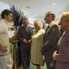Roger Federer a pu retrouver en toute décontraction ses spectateurs royaux du jour après sa victoire... Le prince Charles, en compagnie de son épouse Camilla Parker Bowles, revenait à Wimbledon pour la première fois depuis 1970 le 27 juin 2012. Une venue exceptionnelle qu'il a réservée à Roger Federer, lequel lui a retourné le compliment avec une victoire impressionnante contre Fabio Fognini.