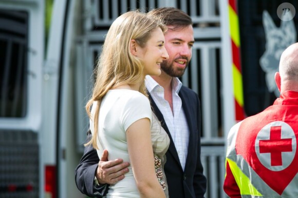 Un bras protecteur autour de sa fiancée, le grand-duc héritier l'épaule dans ses premiers pas. La famille grand-ducale de Luxembourg, ainsi que la comtesse Stéphanie de Lannoy, fiancée du prince Guillaume, a assisté le 28 juin 2012 à une action de la section canine de la Croix-Rouge.