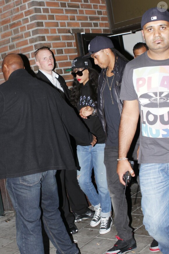 EXCLU : Rihanna à la sortie d'une boite de nuit à Oslo dans la nuit du 29 au 30 juin 2012.