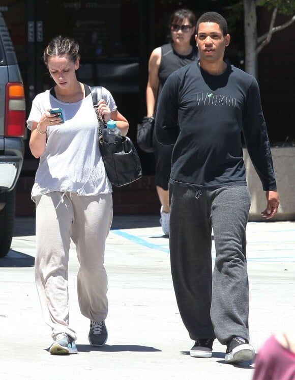 Jennifer Love Hewitt entourée d'un garde du corps se rend dans une salle de sports à Studio City. Le 30 juin 2012