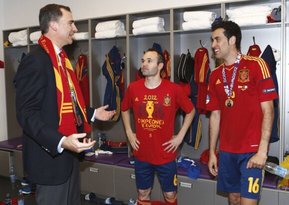 Le prince Felipe, qui félicite ici Iniesta et Busquets, deux grands artisans de la suprématie ibérique, s'est délecté du triomphe de l'Espagne, qui a conservé de superbe manière son titre à l'issue de l'Euro 2012, battant en finale l'Italie 4 à 0, le 2 juillet 2012 à Kiev (Ukraine).