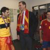 Le prince Felipe, ici en train de féliciter Iker Casillas, s'est délecté du triomphe de l'Espagne, qui a conservé de superbe manière son titre à l'issue de l'Euro 2012, battant en finale l'Italie 4 à 0, le 2 juillet 2012 à Kiev (Ukraine).