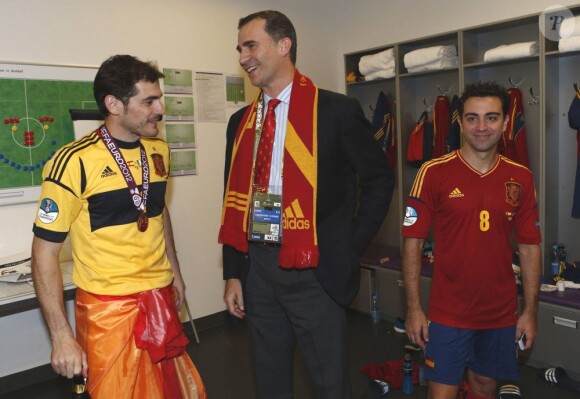 Le prince Felipe, ici en train de féliciter Iker Casillas, s'est délecté du triomphe de l'Espagne, qui a conservé de superbe manière son titre à l'issue de l'Euro 2012, battant en finale l'Italie 4 à 0, le 2 juillet 2012 à Kiev (Ukraine).