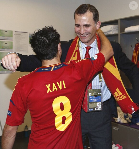 Dans le vestiaire, le prince Felipe félicite Xavi. L'héritier du trône s'est délecté du triomphe de l'Espagne, qui a conservé de superbe manière son titre à l'issue de l'Euro 2012, battant en finale l'Italie 4 à 0, le 2 juillet 2012 à Kiev (Ukraine).