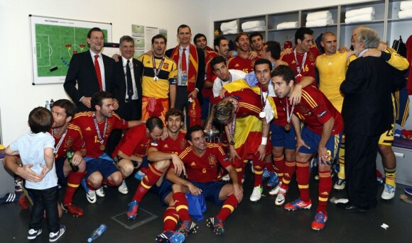 Le prince Felipe a fêté le triomphe de l'Espagne dans le vestiaire de la Roja. L'héritier du trône s'est délecté du triomphe de l'Espagne, qui a conservé de superbe manière son titre à l'issue de l'Euro 2012, battant en finale l'Italie 4 à 0, le 2 juillet 2012 à Kiev (Ukraine).