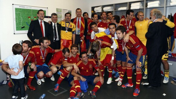 Euro 2012 : Dans le vestiaire de l'Espagne, le prince Felipe fête le triomphe