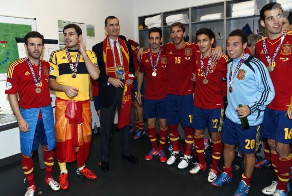 Le prince Felipe a fêté le triomphe de l'Espagne dans le vestiaire de la Roja. L'héritier du trône s'est délecté du triomphe de l'Espagne, qui a conservé de superbe manière son titre à l'issue de l'Euro 2012, battant en finale l'Italie 4 à 0, le 2 juillet 2012 à Kiev (Ukraine).