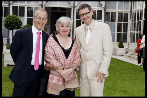 Sir Peter Ricketts, Lady Susan Ricketts et Cyrille Vigneron à la garden-party Cartier le 2 juillet 2012 à Paris