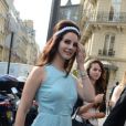 Lana Del Rey profite d'une journée ensoleillée avec sa soeur après avoir déjeuné avec Harvey Weinstein au restaurant  L'Avenue  à Paris le 2 juillet 2012