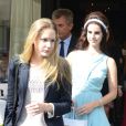 Lana Del Rey profite d'une journée ensoleillée avec sa soeur après avoir déjeuné avec Harvey Weinstein au restaurant  L'Avenue  à Paris le 2 juillet 2012