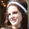 Lana Del Rey profite d'une journée ensoleillée avec sa soeur après avoir déjeuné avec Harvey Weinstein au restaurant L'Avenue à Paris le 2 juillet 2012
