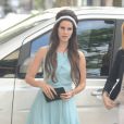 Lana Del Rey profite d'une journée ensoleillée avec sa soeur après avoir déjeuné avec Harvey Weinstein au restaurant  L'Avenu e à Paris le 2 juillet 2012