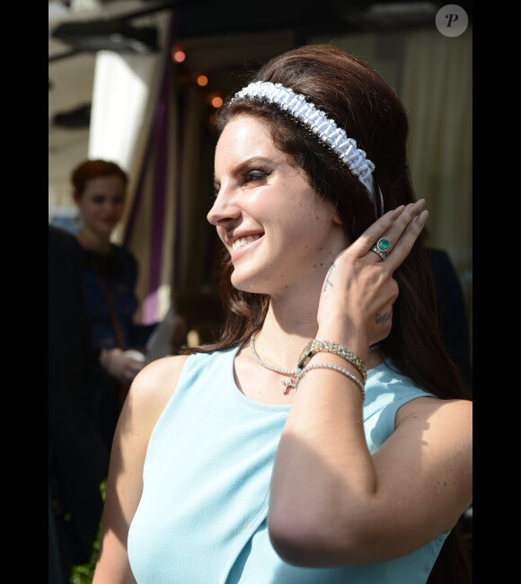 Lana Del Rey profite d'une journée ensoleillée avec sa soeur après avoir déjeuné avec Harvey Weinstein au restaurant L'Avenue à Paris le 2 juillet 2012
