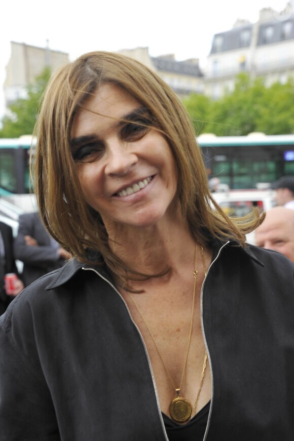 Carine Roitfeld arrive au défilé Giorgio Armani Privé au Théâtre National de Chaillot. Paris, le 3 juillet 2012.