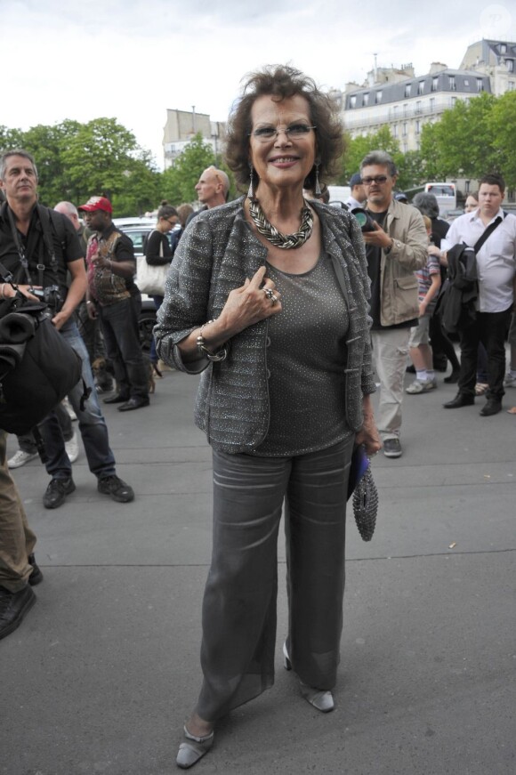 Claudia Cardinale arrive au Théâtre National de Chaillot pour le défilé Giorgio Armani Privé. Paris, le 3 juillet 2012.