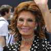 Sophia Loren arrive au Théâtre National de Chaillot pour le défilé Giorgio Armani Privé. Paris, le 3 juillet 2012.