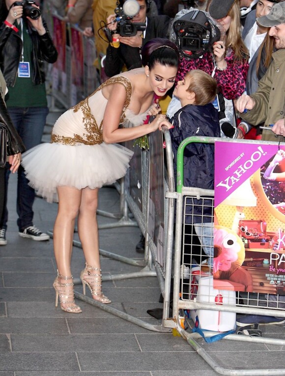 Katy Perry fait un heureux à l'avant-première de Part of Me 3D, à Londres, le 3 juillet 2012.