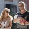 Elsa Pataky, Chris Hemsworth et leur petite India Rose, 2 mois, à Madrid, le mercredi 4 juillet 2012.