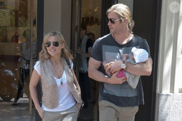 Elsa Pataky, Chris Hemsworth et leur petite India Rose, 2 mois, à Madrid, le mercredi 4 juillet 2012.