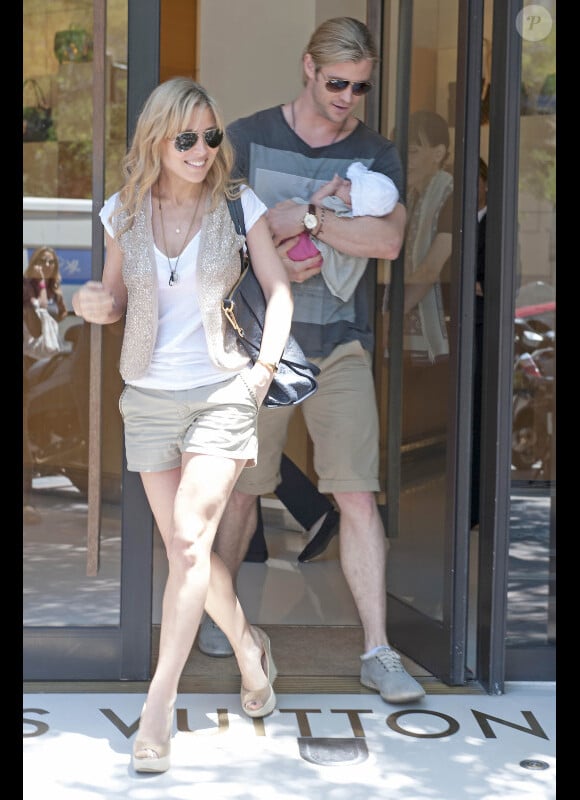 Elsa Pataky, Chris Hemsworth et leur petite India Rose, 2 mois, à Madrid, le mercredi 4 juillet 2012.