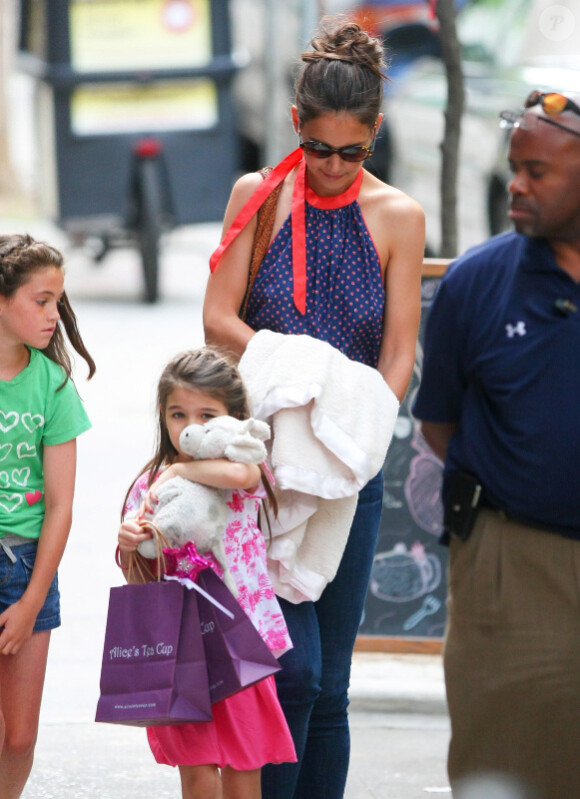 Katie Holmes et Suri Cruise avec des amis dans les rues de New York, le 5 juillet 2012