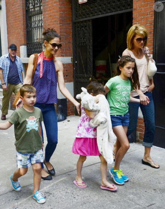 Katie Holmes et Suri Cruise avec des amis dans les rues de New York, le 5 juillet 2012