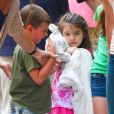 Katie Holmes et Suri Cruise avec des amis dans les rues de New York, le 5 juillet 2012