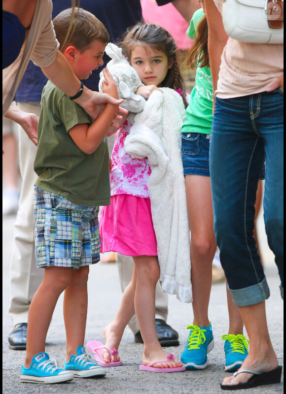 Katie Holmes et Suri Cruise avec des amis dans les rues de New York, le 5 juillet 2012
