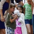 Katie Holmes et Suri Cruise avec des amis dans les rues de New York, le 5 juillet 2012