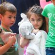 Katie Holmes et Suri Cruise avec des amis dans les rues de New York, le 5 juillet 2012