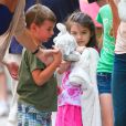 Katie Holmes et Suri Cruise avec des amis dans les rues de New York, le 5 juillet 2012