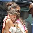 Katie Holmes et Suri Cruise, qui semble triste, avec des amis dans les rues de New York, le 5 juillet 2012