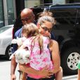 Katie Holmes porte sa fille Suri dans les rues de New York, le 5 juillet 2012