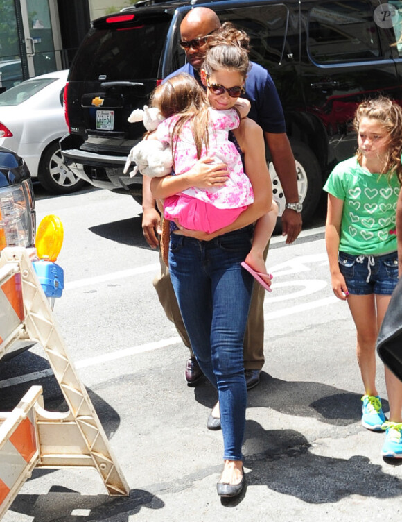 Katie Holmes porte sa fille Suri dans les rues de New York, le 5 juillet 2012