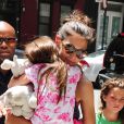 Katie Holmes porte sa fille Suri dans les rues de New York, le 5 juillet 2012