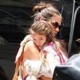 Katie Holmes, comme souvent, porte sa fille Suri dans les rues de New York, le 5 juillet 2012