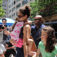 Katie Holmes passe une journée complice avec sa fille et ses amis à New York, le 5 juillet 2012