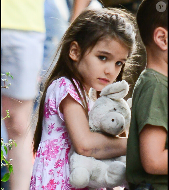 Katie Holmes passe une journée complice avec sa fille et quelqu'uns de ses amis à New York, le 5 juillet 2012 - Suri semble fatiguée et triste