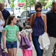 Katie Holmes passe une journée complice avec sa fille et ses amis à New York, le 5 juillet 2012