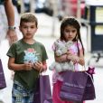Katie Holmes passe une journée complice avec sa fille et ses amis dans les rues de New York, le 5 juillet 2012 - Serait-ce le petit-ami de Suri ?